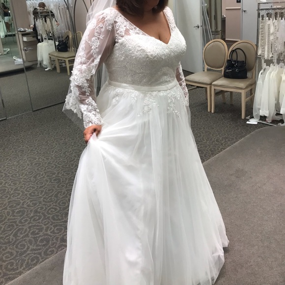 David’s bridal size 18 beautiful wedding dress - Picture 2 of 8